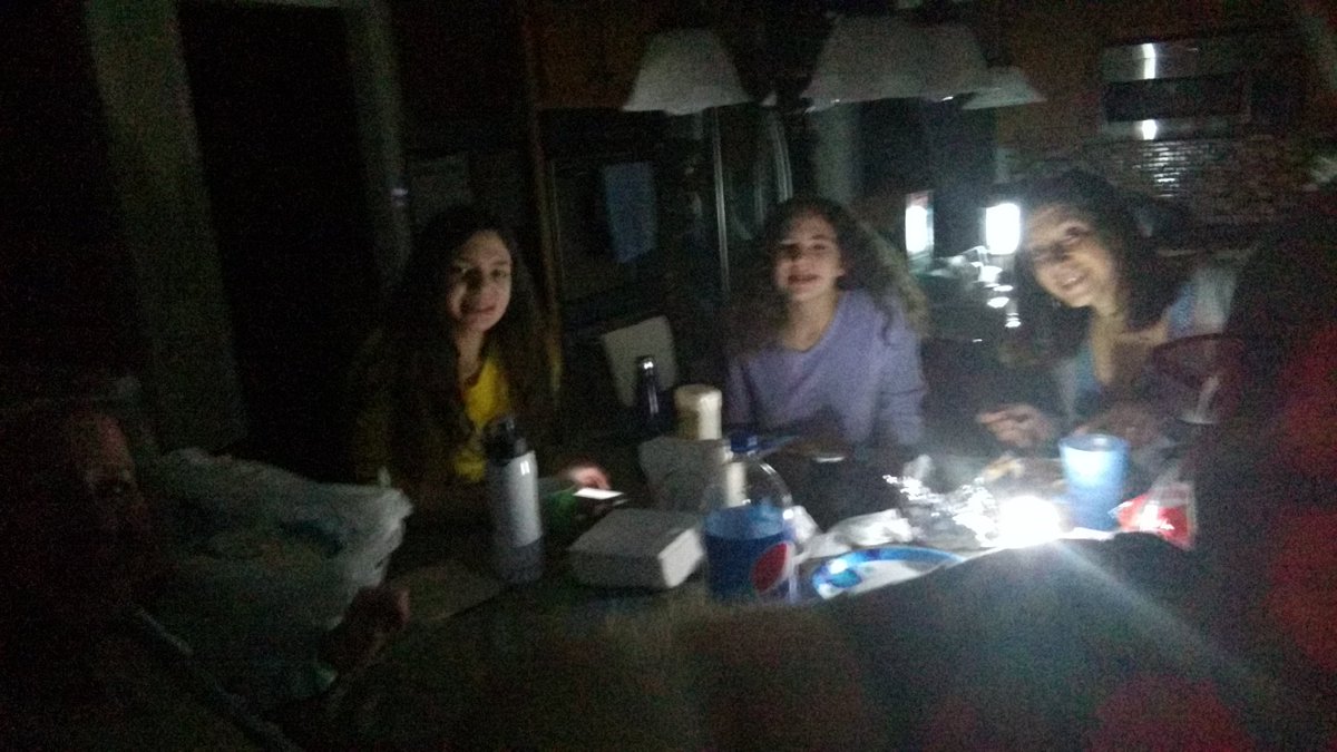 PlisDan's tweet photo. @GMA @13WHAM @barstow_scott @Roc_wx_leader #lightsout,#Rochesterny,#noschoolforwebsterny.#80mphwinds https://t.co/rFyhq2OiuT