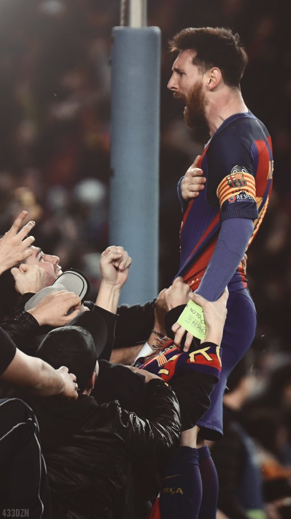 HaalandReport's tweet photo. Lionel Messi celebrando con los aficionados la épica remontada. Una postal que pasará a la historia. https://t.co/fWxjTlg8ZZ