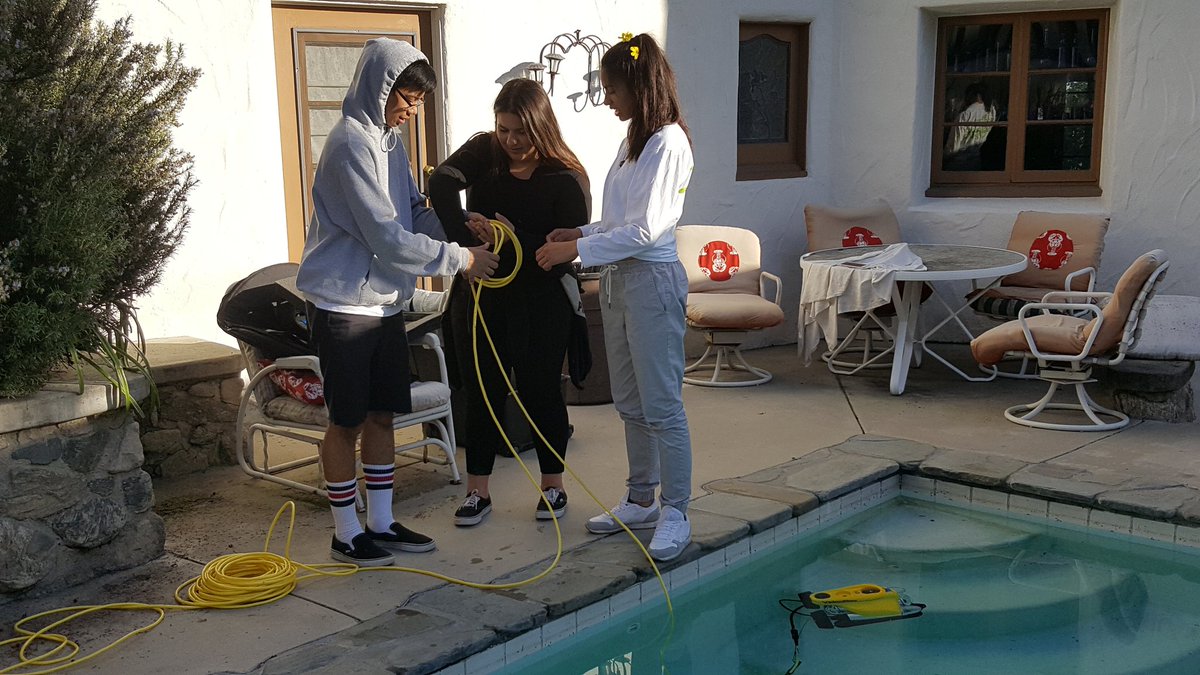 StyxDvr's tweet photo. Jasmine trains students on concentric loops for proper tether management #Videoray #ClarkMagnet https://t.co/6SolbcMsBR