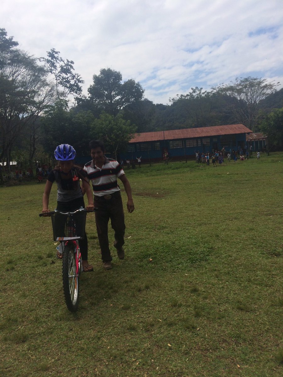 UNFPAGuatemala's tweet photo. 🚲 + #Educación + Comunidad + familias = Desarrollo para las niñas y adolescentes HOY 7PM @Guatevision_tv #InvertirEnNiñas #10Inversiones https://t.co/okGYcBCBFq