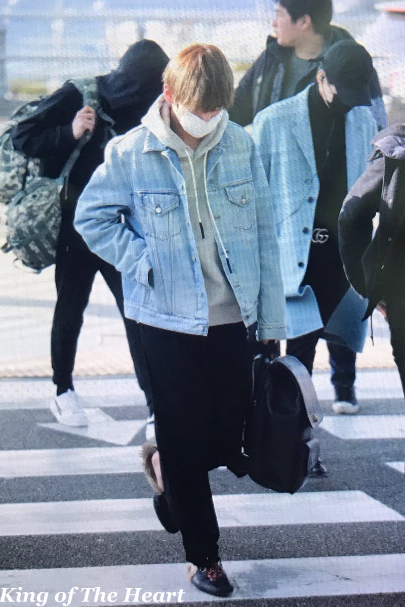170309 출국 <a href="/BTS_twt/">방탄소년단</a> #방탄소년단 #뷔
조심해서 잘 다녀와༼;´༎ຶ ۝ ༎ຶ༽