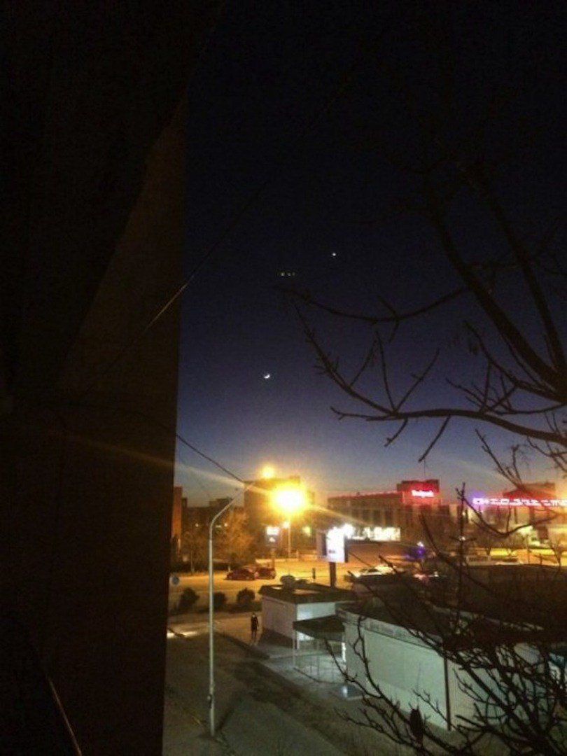 zone_ufo's tweet photo. Kazakhstan : D’étranges OVNI filmés au-dessus de la ville d’Aktaou https://t.co/tnF7a2JuKK https://t.co/AtKtZliSL3