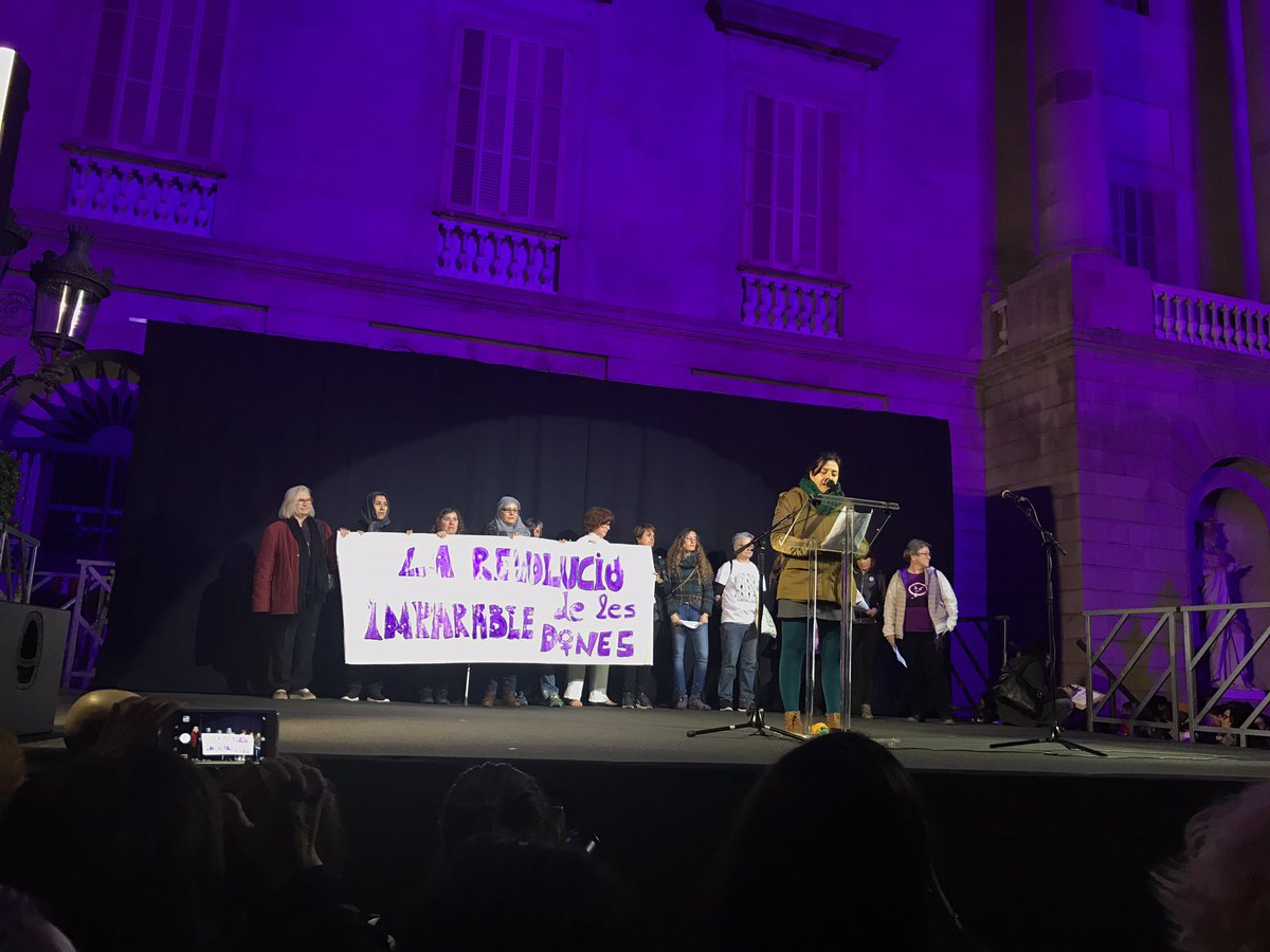 jodicprou's tweet photo. Comença la lectrua dels manifestos a la Plaça Sant Jaume de Barcelona #8M ✊🏼💜 https://t.co/9I2hFQRacb