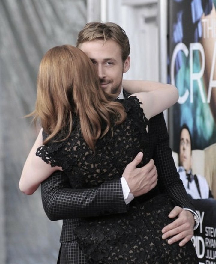 story_rt's tweet photo. This Hugges of RY &amp; EM ♡ chemistry 😍 
#Ryemma #RyanGosling #emmastone https://t.co/ooHk3uT7Qx