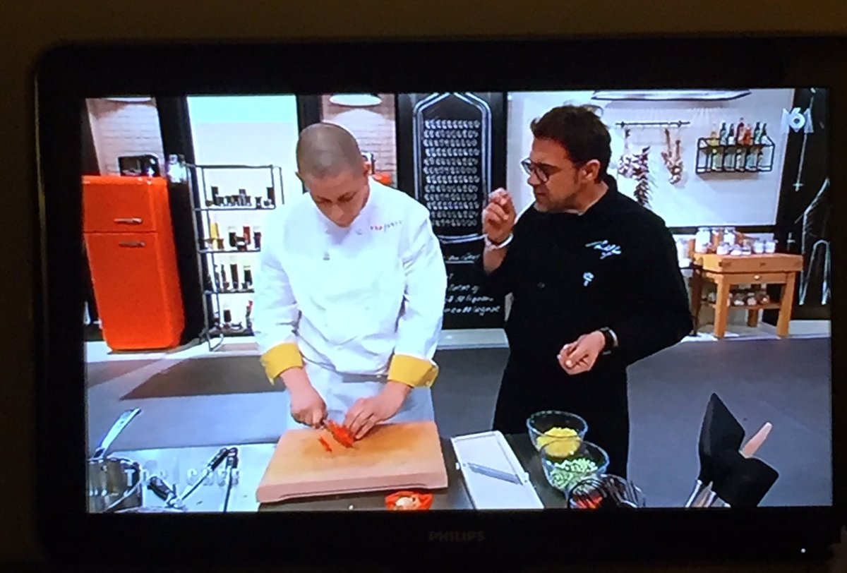 JuliaSlvg's tweet photo. @MichelSarran1 "Julien, t'as pas de palais ou quoi ?" Non mais #allo 😂#TopChef2017 https://t.co/eFvOdP0NYU