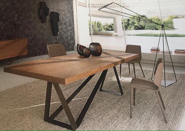 ❤️ legs 🙌🏻 Dinning Table: thick oak veneer, designer Luigi Gorgoni for @rochebobois #Paris Featured <a href="/departuresmag/">departuresmag</a> #furniture #design