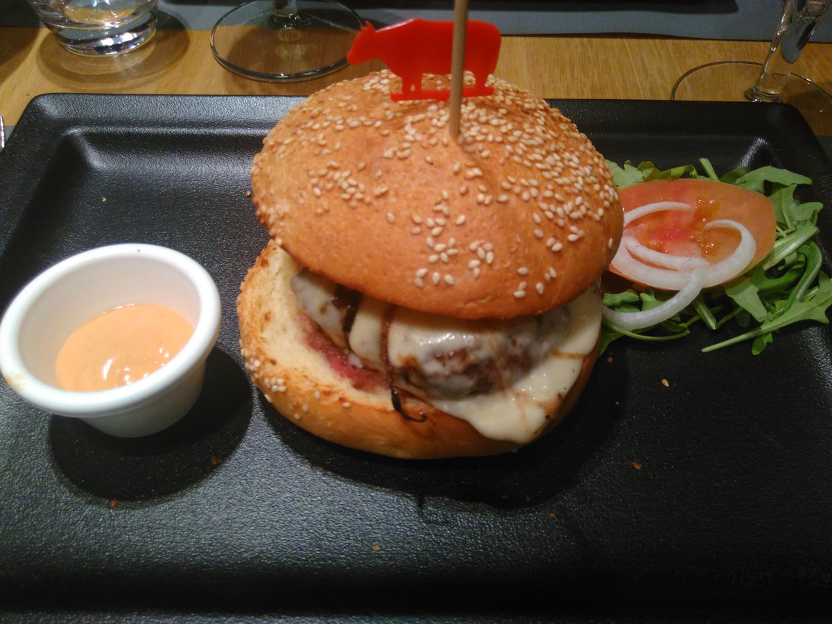 ConducteurFret's tweet photo. Voilà ! @SmileyTrains probablement un des meilleurs burger de mon secteur dont je te parlais l'autre jour.
#RedBeef #burgerfan https://t.co/71e0CyrL9t