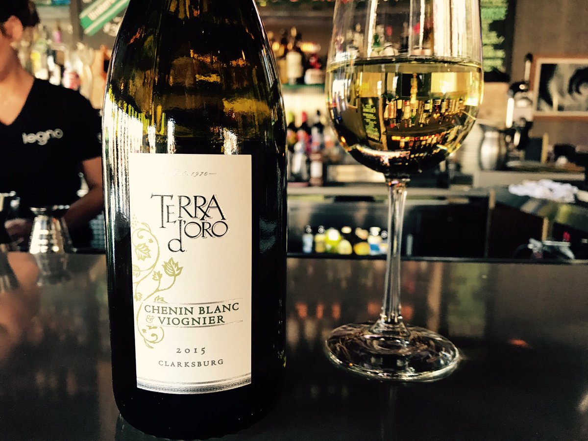 winewarspodcast's tweet photo. Great little lunch wine. @TerradOroWinery #cheninblanc #viognier w/beet, chèvre, arugula salad. #itsavegetable @LegnoChicago https://t.co/813RwP3KWq