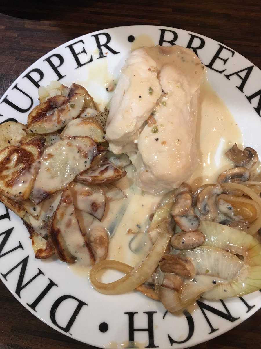blondekty's tweet photo. Tonight tea chicken, sw wedges, mushrooms and onions in peppercorn sauce (2 syns) 😍#slimmingworld #swrecipes #HealthyEating https://t.co/m7FEu6T8NS