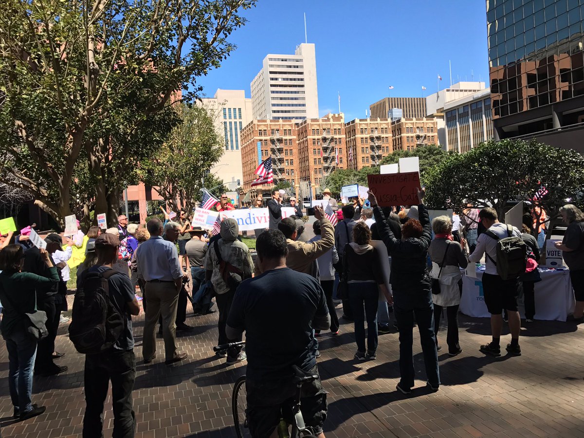 SDIndivisible's tweet photo. #ResistTrumpTuesdays 🔥in #SanDiego
600+ stood #indivisible to say:
#SaveACA
#Investigate45Now
#CountryB4Party
#SessionsOver
#NoBanNoWall https://t.co/JPS8aLT3Xw