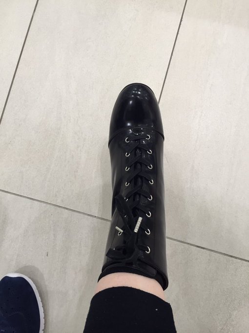 Hey Twitter! These Marc Jacobs boots are super on sale, do I do it? https://t.co/cVPyLDdtO3