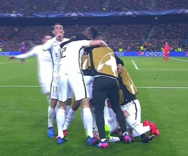 carrusel's tweet photo. #UCL 83' | Mando callar Di María a la grada culé con el gol de Edison Cavani https://t.co/FK6qdsF081