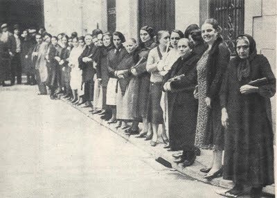 HistoryFotos's tweet photo. Mujeres haciendo fila para votar por primera vez en España, 1933.
Sólo han pasado 80 años. #DíaInternacionalDeLaMujer. https://t.co/4yZV6PSRqO