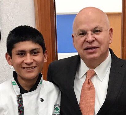 rtuiran's tweet photo. Salude gustoso a Uriel Zahid, alumno del CONALEP (Tlalpan), candidato al Premio Nacional del Emprendedor, quien compite con dos finalistas. https://t.co/HWOpoAxOEL