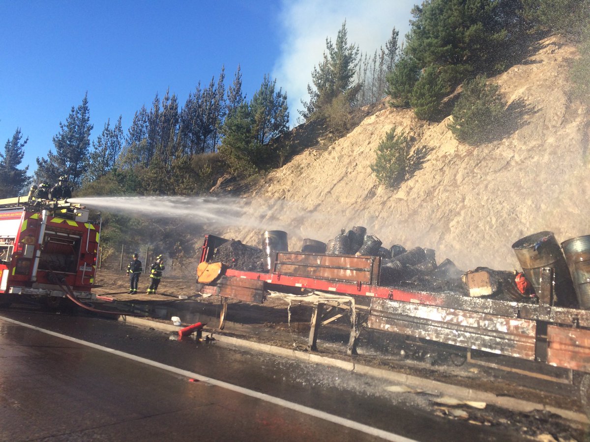 N_Ponce's tweet photo. #Ruta68 @sitiodelsuceso camión incendiado en km 81, produjo incendio forestal, tráfico lento pero avanza. https://t.co/UnW1COaH33