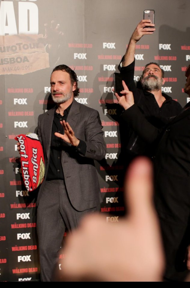 joanag129's tweet photo. Que lindo é vermelho e branco 🔴⚪ #carregabenfica #TheWalkingDead https://t.co/rbBjoUxPlB