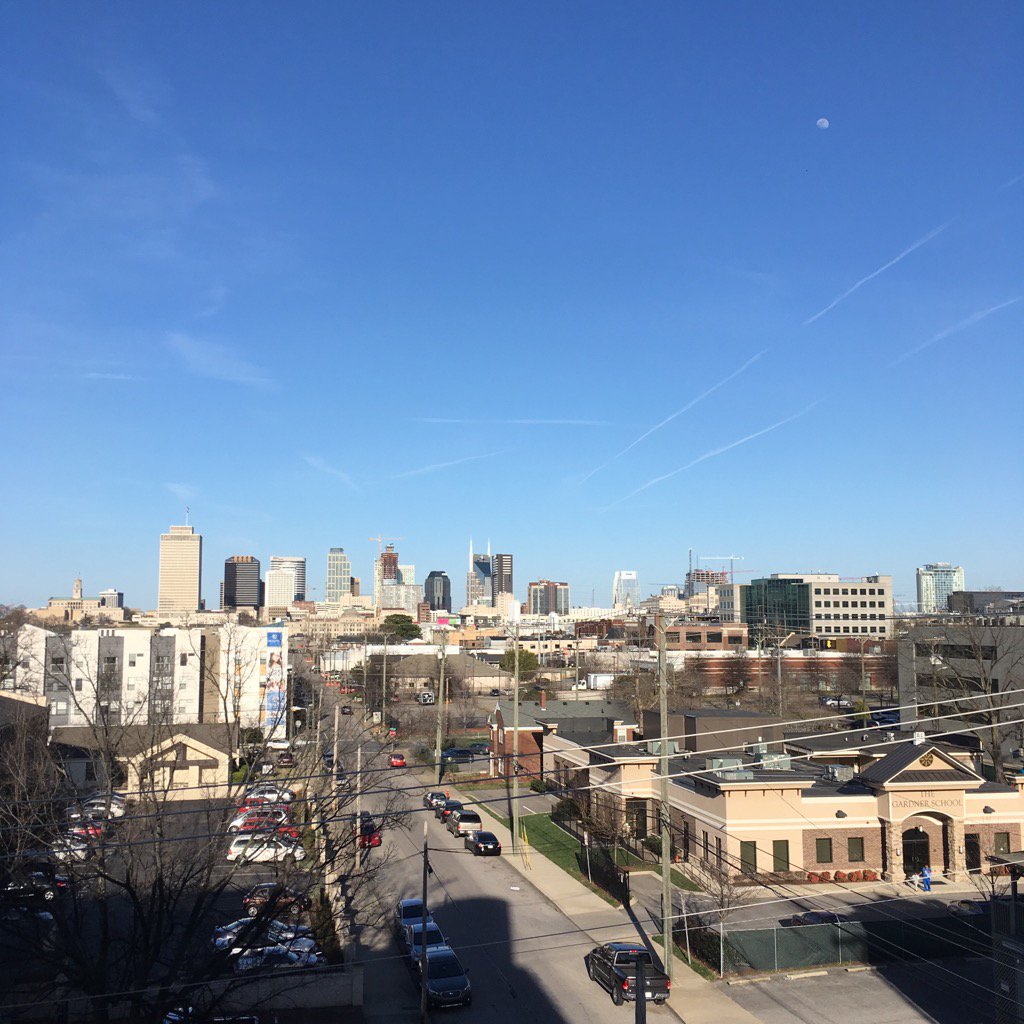 JoeyBeesley's tweet photo. So pretty!! #bluesky #nashville #humpwednesday https://t.co/oHwdNmgkUn