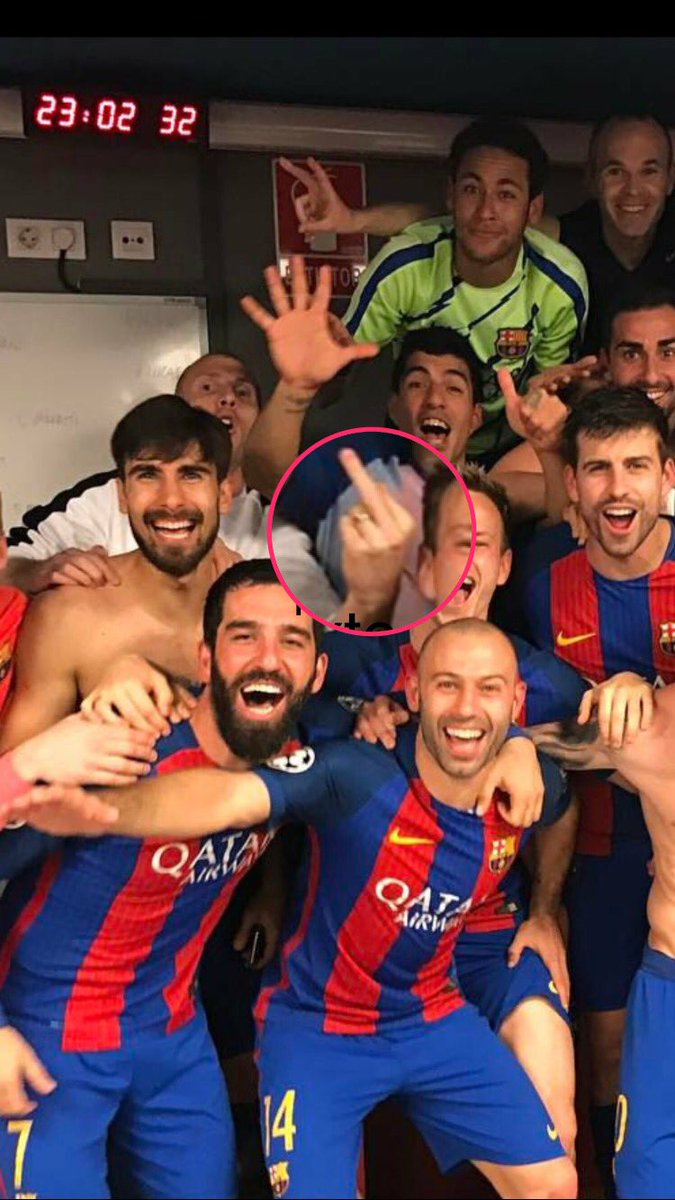 Stoy____'s tweet photo. Breaking News:

A 23h02 : Le respect est toujours porté disparu.

#FCBPSG https://t.co/ChcUuvtyjF