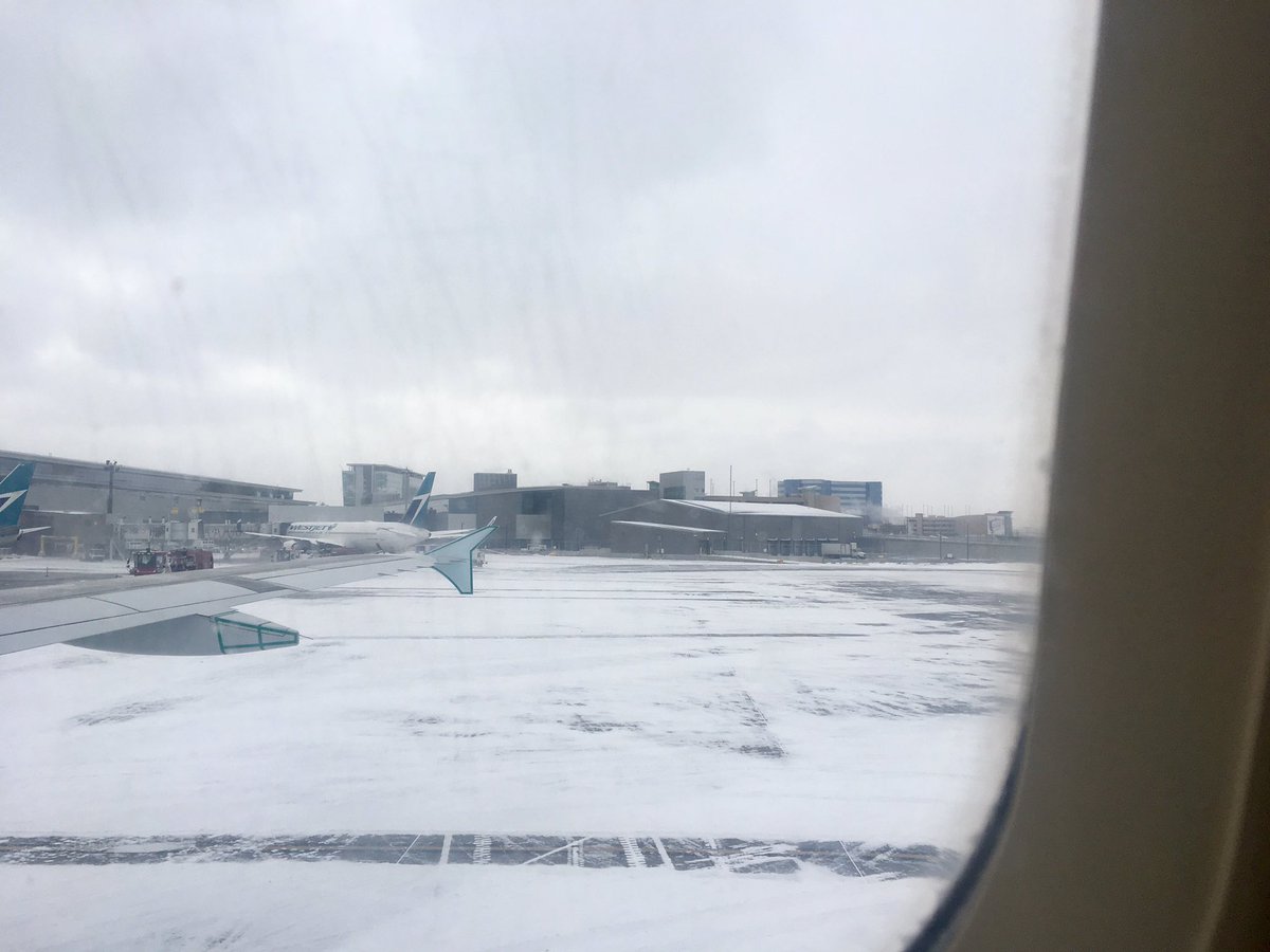 M_NesbittAg's tweet image. Nothing says welcome home after leaving #tanktop #flipflop #poolsidebeers like this!  Just waiting for them to plow runway so we can come in