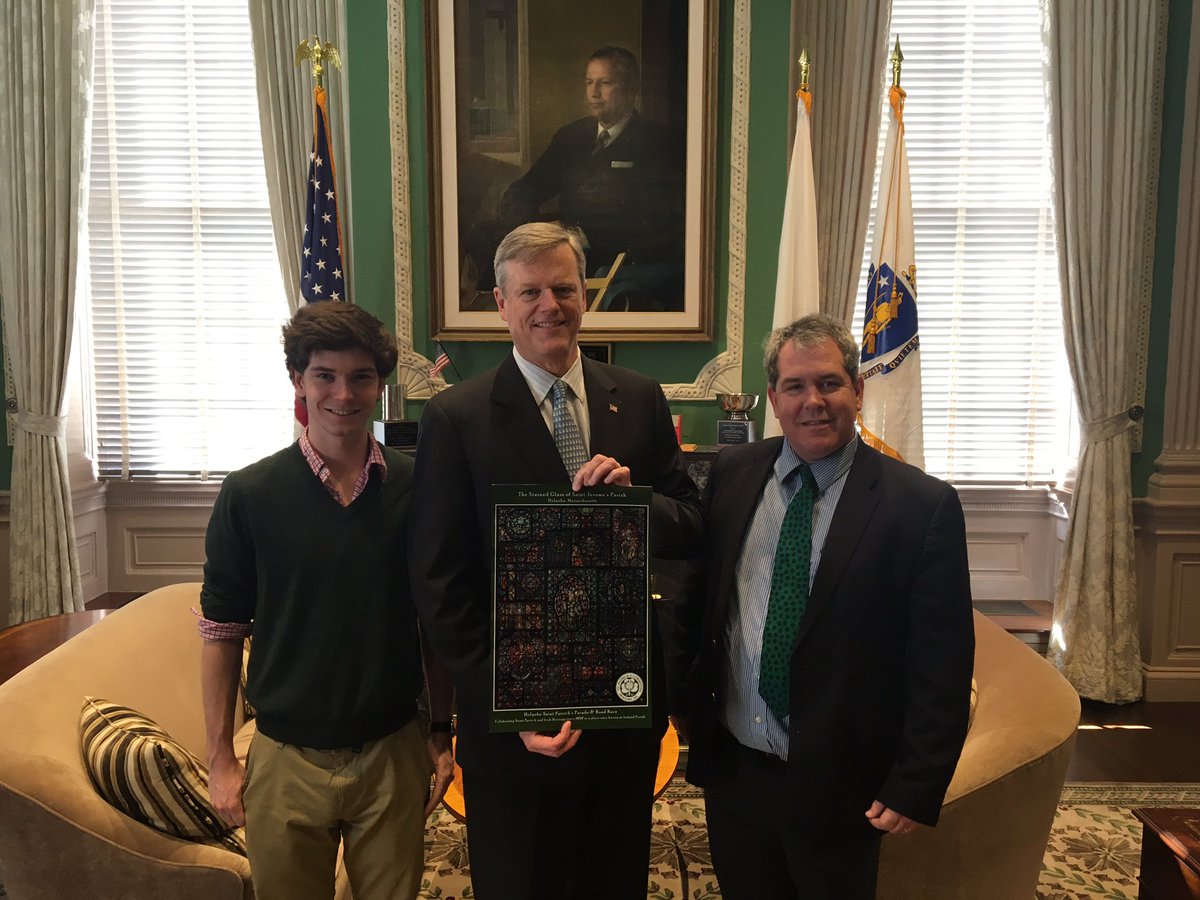 mmoriarty61's tweet photo. @holyokeparade presented the 2017 President's Poster to @CharlieBakerMA,  a @HazenPaper production. Thanks for welcoming us! https://t.co/LTIucFNIik