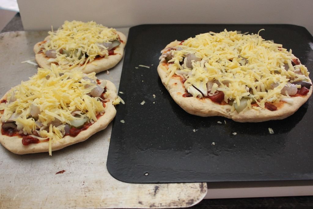 GFMadeEasy's tweet photo. Gluten Free Pizza! Want an end of week treat? Thin crust or thick? Pick a topping! Yay!
Members Recipe: https://t.co/NzAtO9fCXk https://t.co/6I3bldYOLK