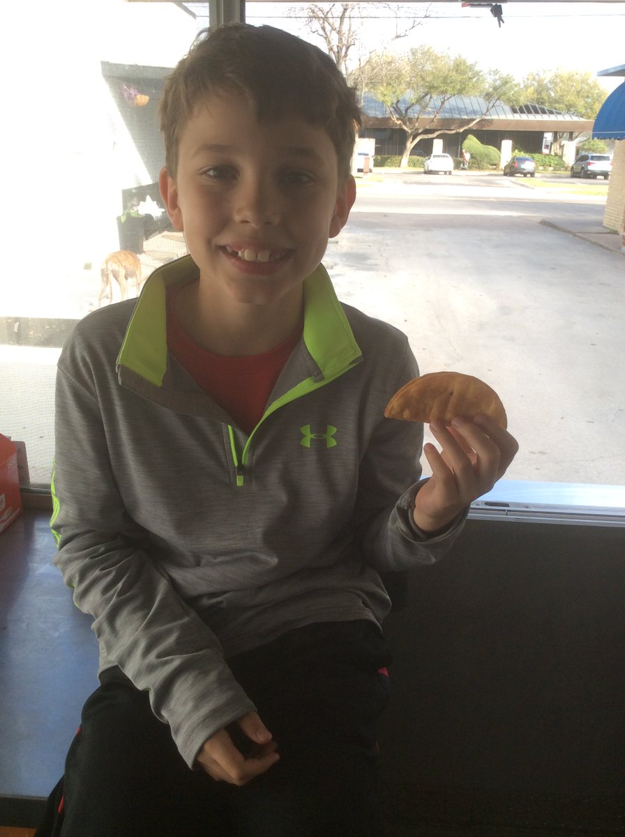 hechoenqueso's tweet photo. Look!!! It’s Mini Queso with a mini taco!!! #hechoenqueso https://t.co/bX5oU1Vpll