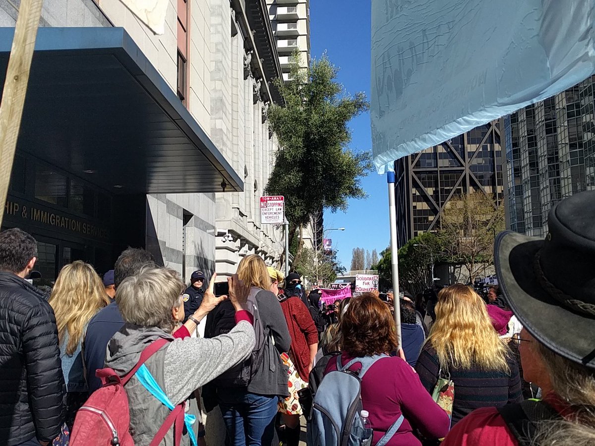 jfpark3's tweet photo. "no ban on stolen land" & "no borders / no nations / stop deportations" chants crowd at San Fransisco #genderstrike #againstICE https://t.co/kl1zqxkARY