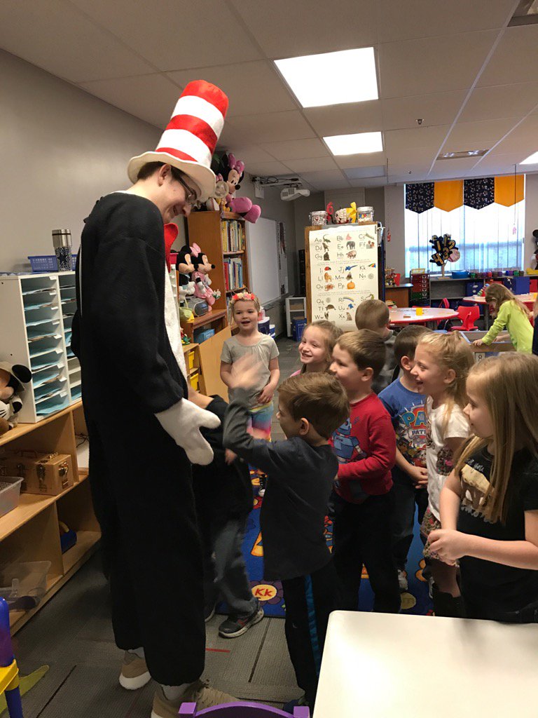 mrsmeitz's tweet photo. Thanks @MsVanMatreArtRm and @MrsMorrisonBHS for bringing kids to BHES today! #readerrolemodels #BHESbestyearyet https://t.co/eQWwSsTIyY