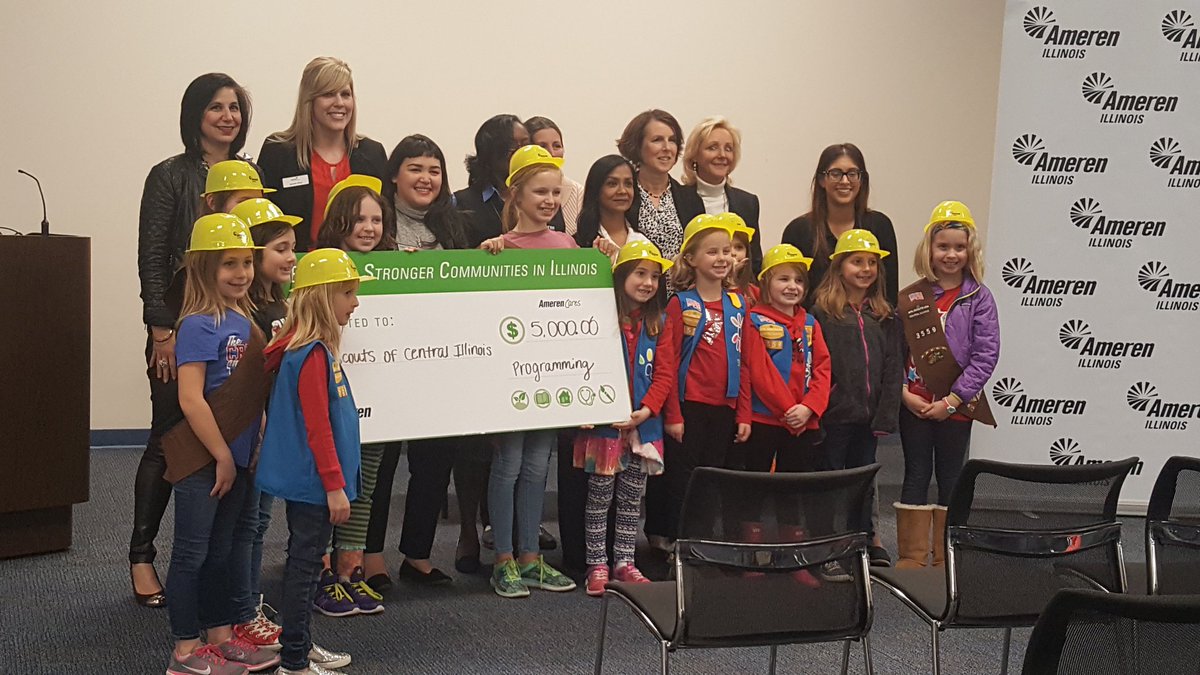 RyanWSOY's tweet photo. Decatur-area Girl Scouts celebrating International Women's Day by meeting female Ameren engineers. GS also got $5k for programming. #WSOY https://t.co/SkA6vglW6T
