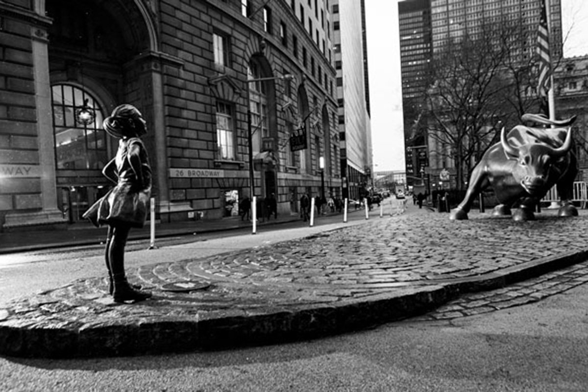 Creativity Pick: Wall Street's iconic 'Charging Bull' statue has met its match: a badass little girl. bit.ly/2mGCQC9