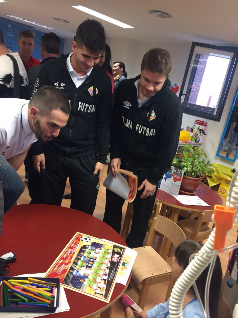 PalmaFutsal's tweet photo. Primer día en Ciudad Real y la mayor alegría ha sido visitar el hospital para sacar una sonrisa a los niños. https://t.co/oKGBoKxiSn