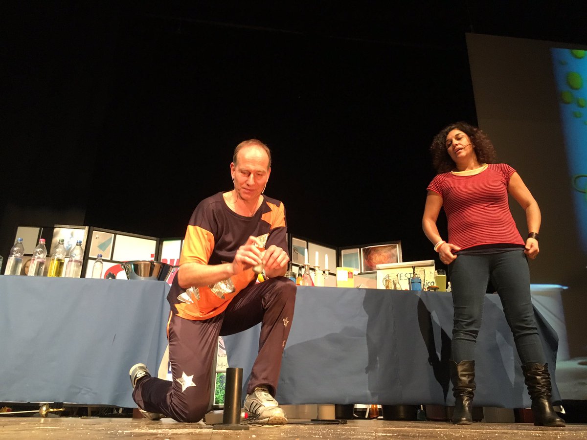 GiovediScienza's tweet photo. Domani si replica con #MagicAndy e la #chimica esplosiva con 1300 ragazzi delka scuola primaria! @EScienza @CentroScienza @CSP_live https://t.co/zQY3gKvpEV