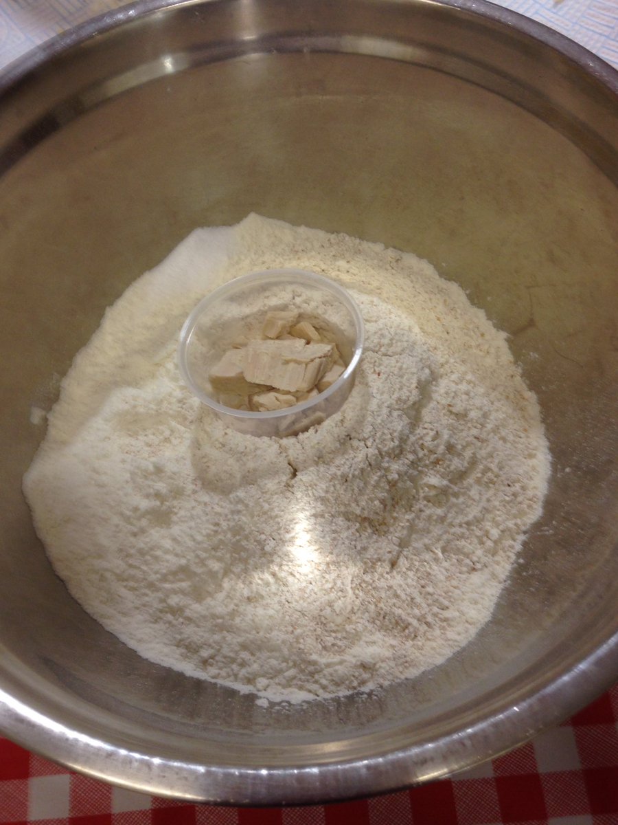 letscookandgrow's tweet photo. Breadmaking workshop with @letscookandgrow @kgardencooks @workingkitchen @FSLprep great evening #realbread https://t.co/wmbXQm809f