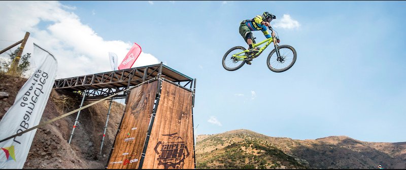 pinkbike's tweet photo. The @intensecycles Super Downhill in Chile is one helluva race. Watch the video now. https://t.co/klNfDNL6II #intensecycles #mtb #pinkbike https://t.co/jNCEdMlOgs