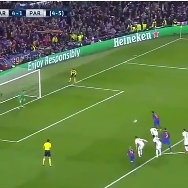 hashtag_won's tweet photo. Selon nos informations, l'arbitre aurait aussi autorisé les remplaçants à rentrer dans la surface.

#PSGFCB #FCBPSG #PSG #C1 #REMONTADA #WON https://t.co/rMoMlb2wlt