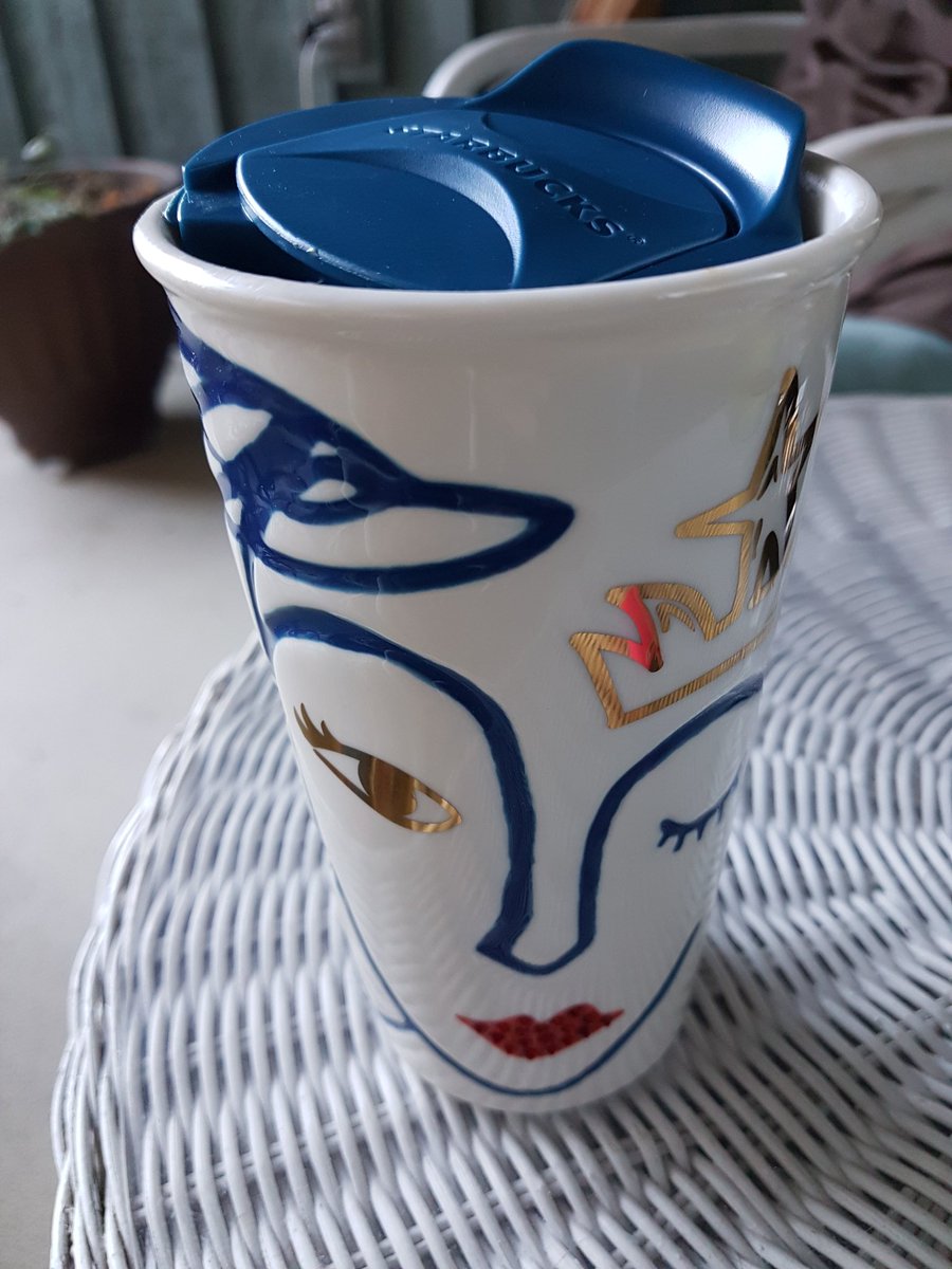 ReneePRHN's tweet photo. @StarbucksCanada my lid... it doesn't stay on https://t.co/zQtTqMWRVG