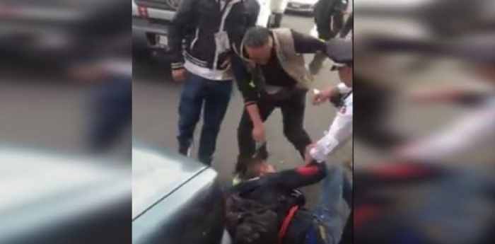 anonpublico's tweet photo. [VIDEO] Presunto funcionario de Toluca agrede a anciano por vender sin permiso https://t.co/GLB5sxr2Kh https://t.co/6CIHOp9nGE