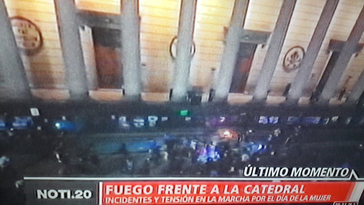 claualvarrez28's tweet photo. #ParoDeMujeres....asi no chicas ..😠 https://t.co/DLn4FA0xuU