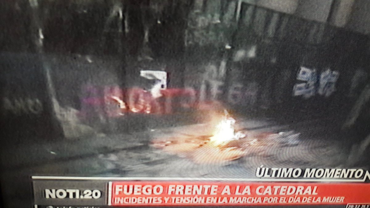 claualvarrez28's tweet photo. #ParoDeMujeres....asi no chicas ..😠 https://t.co/DLn4FA0xuU