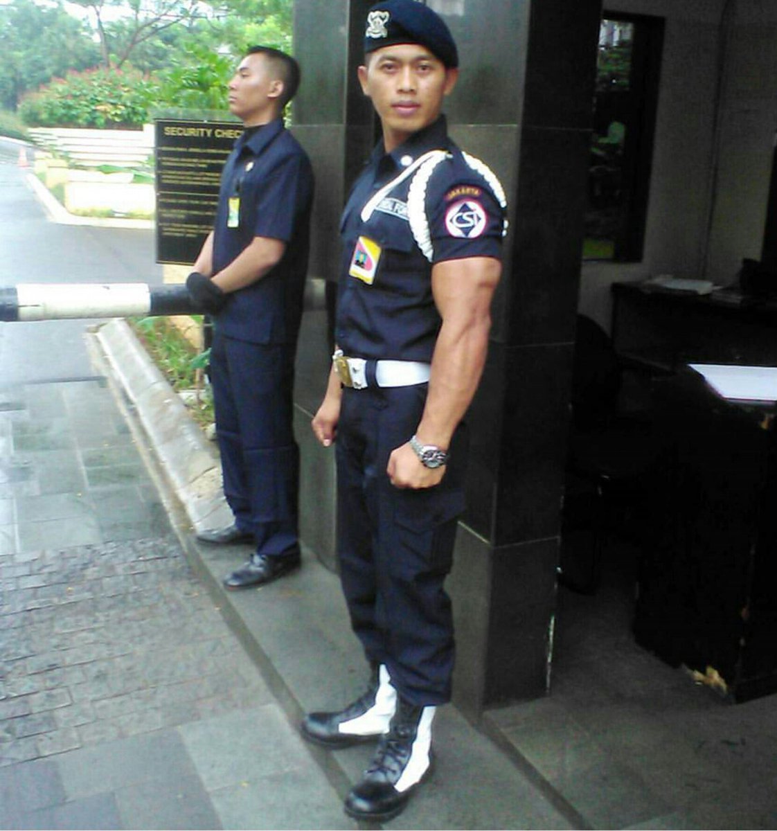 rudi_ardiansya's tweet photo. Pagiii pak satpam gantenf #satpamganteng #securityganteng https://t.co/NtfaOHZYo0