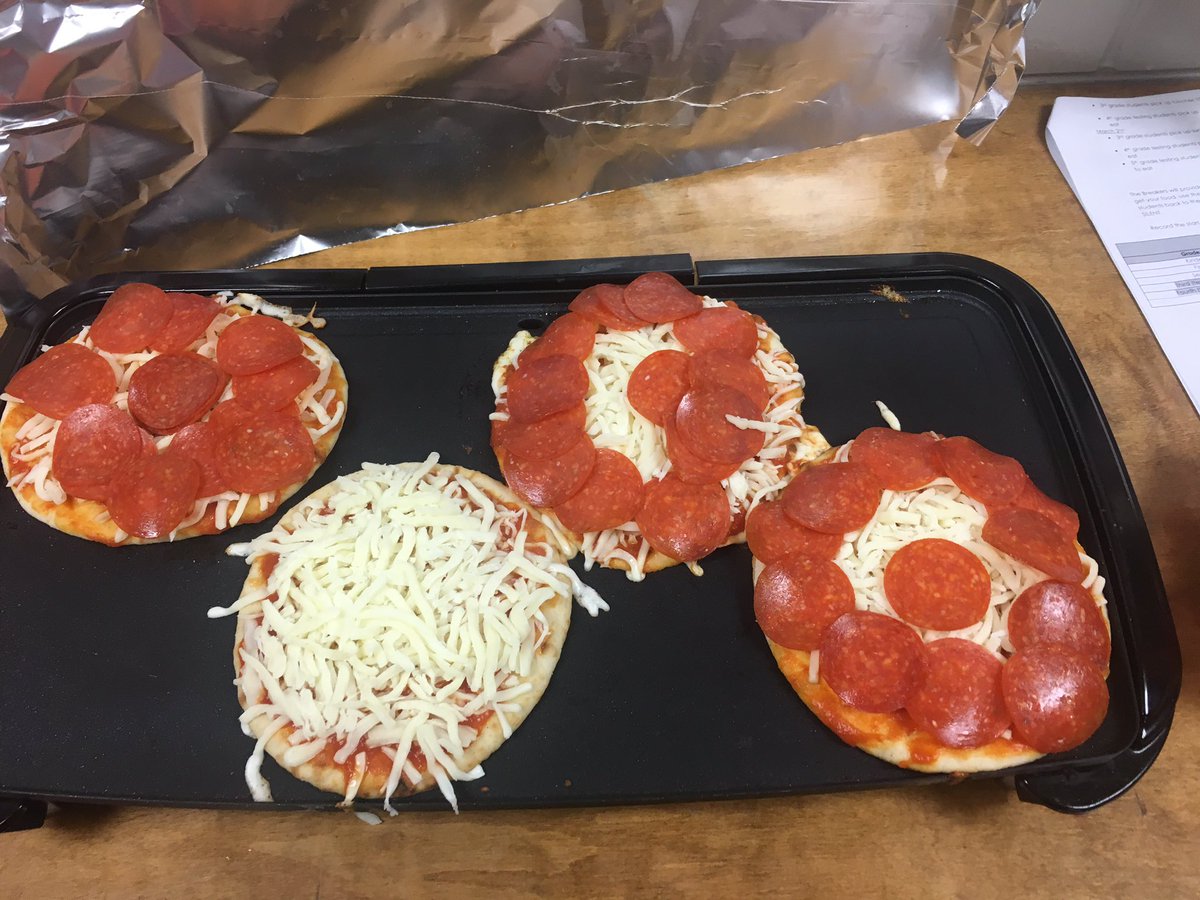 HuynhNorma's tweet photo. #Elginisd_BTW 
Today's cooking class, mini-pizzas on pita 🥙 bread. 😋 https://t.co/Fb22pMkayG
