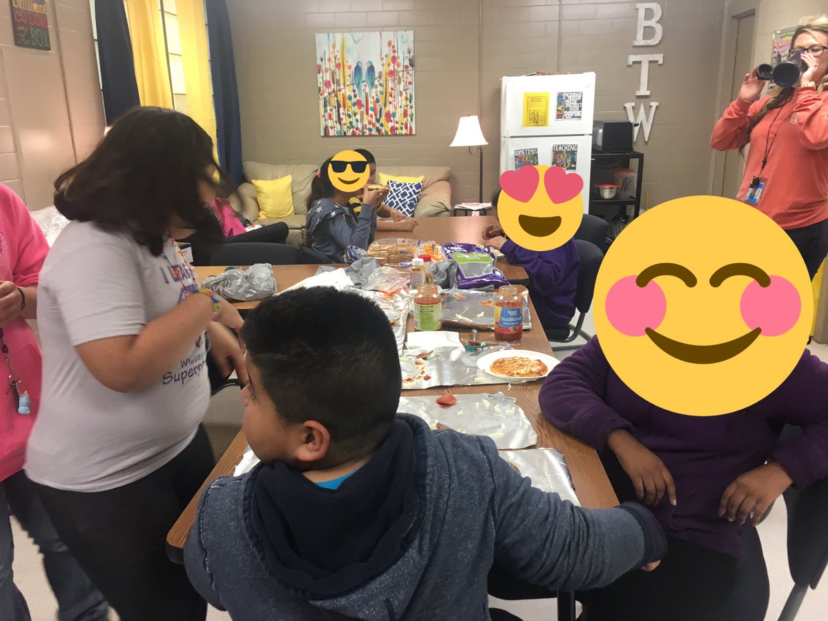 HuynhNorma's tweet photo. #Elginisd_BTW 
Today's cooking class, mini-pizzas on pita 🥙 bread. 😋 https://t.co/Fb22pMkayG