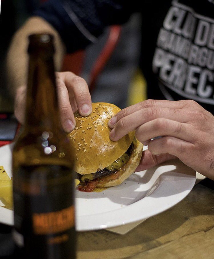 cervezasmutacho's tweet photo. Fotón de @Raulenlaplaya!
#MissMarzo2017 #clubdelahamburguesaperfecta #Murcia #FBI #Mutacho #PanMoreno #CraftBeer #Hamburguesa https://t.co/sqxlVJOid5