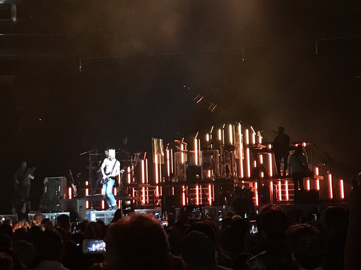 erinnnmccarthy's tweet photo. @maroon5 tonight was beyond amazing 😇😍💘#MaroonVTour #maroon5 https://t.co/L6IXzRkoSS