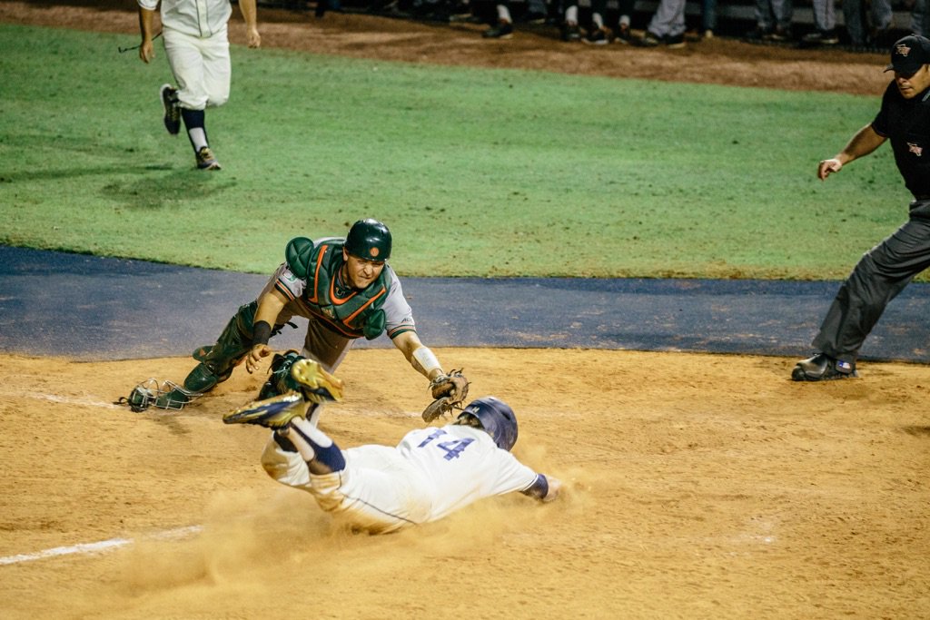 FIUAthletics's tweet photo. .@FIUBaseball #PawsUp #WalkOff https://t.co/L7wUi0xWXV