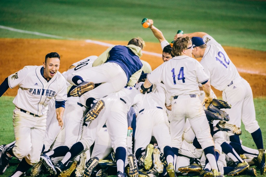 FIUAthletics's tweet photo. .@FIUBaseball #PawsUp #WalkOff https://t.co/L7wUi0xWXV