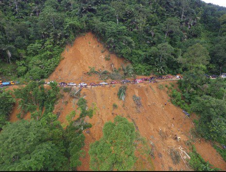16/ Salah satu longsor di Kab <a href="/LimapuluhKota/">Kab. Limapuluh Kota</a> ,Sumbar. Material longsor terus dibersihkan.