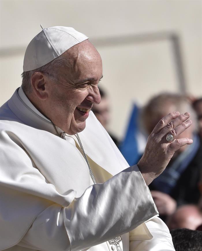 CaracolRadio's tweet photo. El papa Francisco planea visitar Colombia este año https://t.co/2bMnhXtczB https://t.co/QwNNpBz6JM