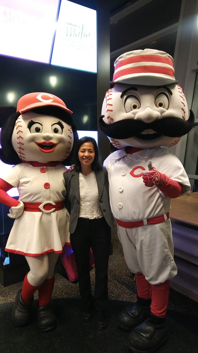 Debbonaire's tweet photo. What a blast at #GABP with all the soon-to-be brides! Even took batting practice! #afterhoursbridalshow #ABridesMafia https://t.co/PmNVhOGsJz