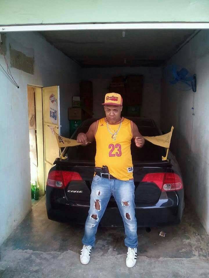 NTelemicro5's tweet photo. Se entrega a la @PoliciaRD presunto asesino de las tres personas por litis por una vivienda en Los Guaricanos. #NTelemicro5 https://t.co/G5Aqp8h7LI